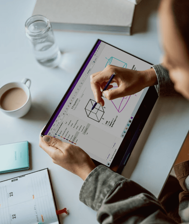 Manos trabajando sobre una tablet, planeación estratégica